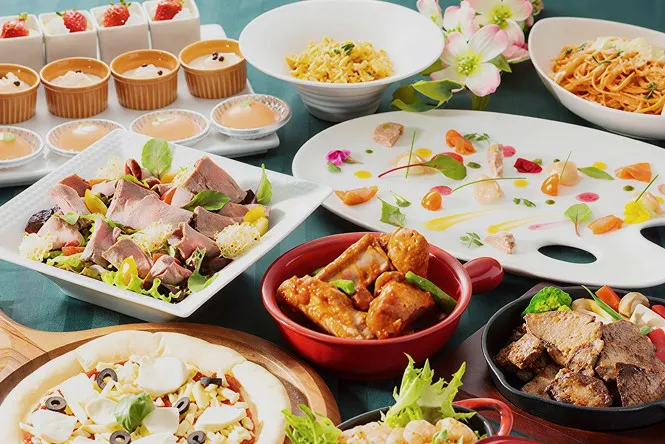 テーブル一面を埋め尽くすように並んだ、色鮮やかで豪華なホテルビュッフェ料理の数々。