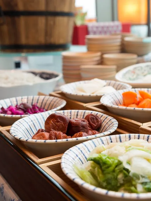 厳選されたお漬物やご飯のお供が小皿に美しく盛られた、和の朝食ビュッフェ。
