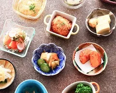 彩り豊かな和風の惣菜が並ぶ小鉢の盛り合わせ。上からの視点。