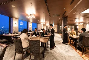 温かみのある間接照明がベッドを優しく照らす、落ち着いた雰囲気のダブルベッドルーム。