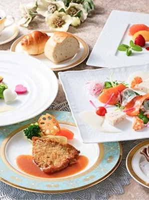 色鮮やかなオードブルや温かみのある肉料理、可愛らしいパンが華やかに並ぶ特別なコース料理。