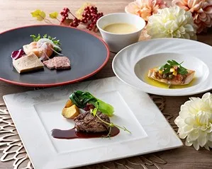 そんな想いを一皿ひと皿に込めた、美しく盛り付けられた肉料理や魚料理にお花を添えた華やかなコースメニュー。