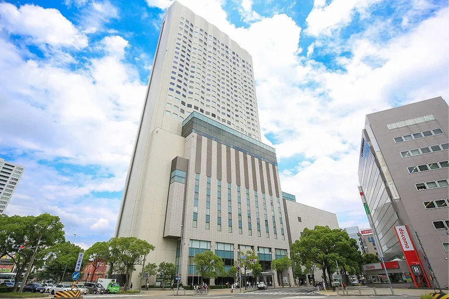 金山駅前に位置する、ANAクラウンプラザホテルグランコート名古屋の白い高層外観ビルと周辺の街並み。