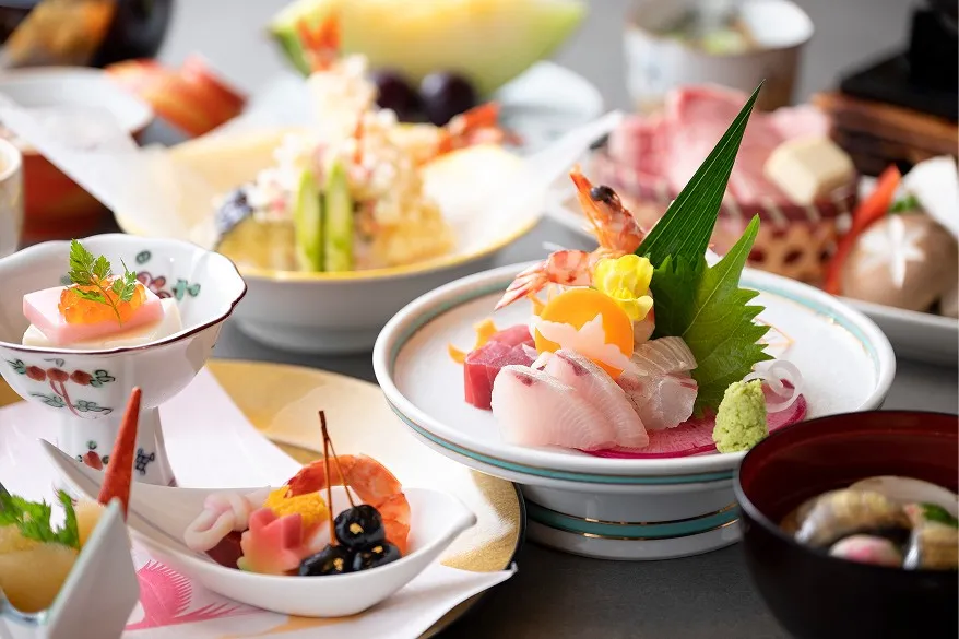 新鮮なお刺身の盛り合わせや天ぷら、小鉢などが美しく並ぶ、名鉄小牧ホテルの贅沢な和食御膳。