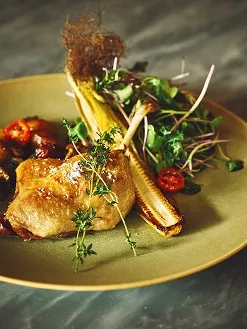 厳選食材を使ったホテルレストランのメインディッシュ。美しく盛り付けられた肉料理と色鮮やかな野菜のプレート。