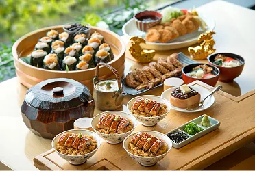 ホテルの上質なビュッフェ。ひつまぶしや天むす、手羽先、小倉トーストなど、色鮮やかに並ぶ名古屋名物の料理の数々。