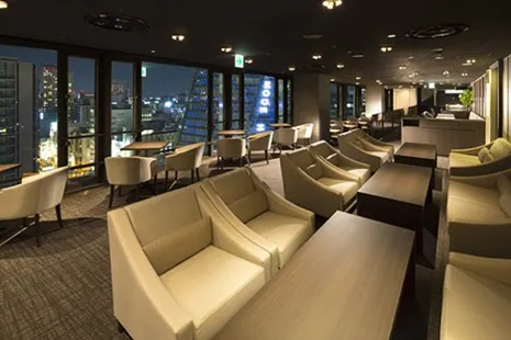 スカイラウンジ203の内観。大きな窓から名古屋の夜景が見える、ゆったりとしたソファ席が並ぶバーフロア。